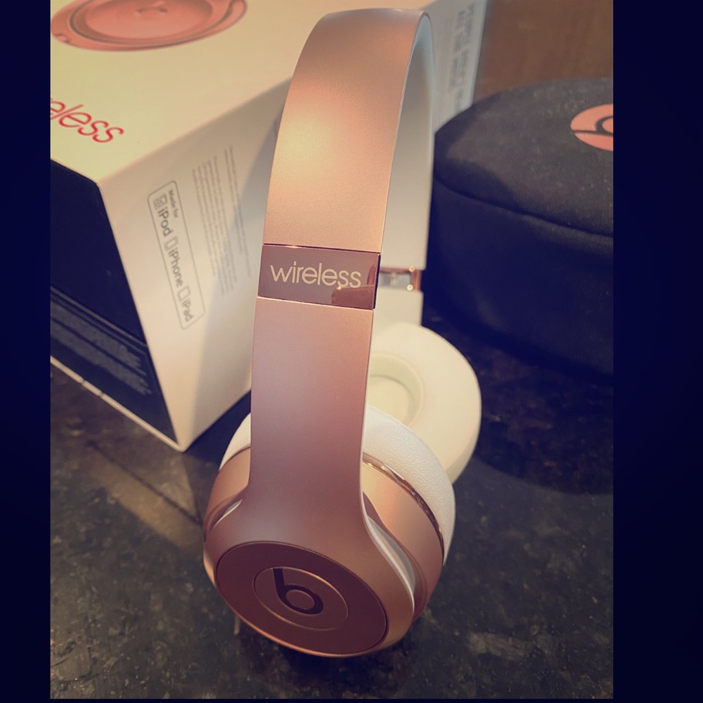 SOLD New Beats Solo3 Special Edition Rose Gold